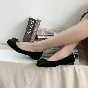 사각코 패턴 스웨이드 리본 장식 플랫 단화Y