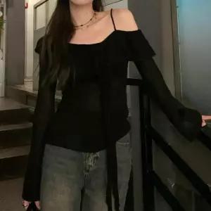 [하프클럽/옷자락]여자 원오프숄더 셔링 나팔소매 슬림 티셔츠