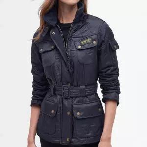 [롯데백화점]바버 BIntl Polarquilt 자켓 네이비 폴라퀼트 LQU0078 NY91