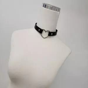 [셀러에이드]블랙 컬러 가죽 하트 모양 목걸이 초커 여성용