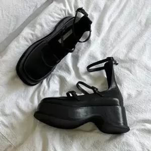 스트랩 버클 플랫폼 구조 볼드 아웃솔 가보시힐 메리제인 통굽 샌들 6SS 가보시힐