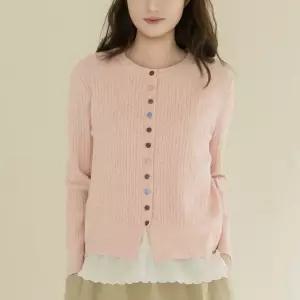 엄마옷 마담4060 [내추럴포엠]알록버튼꽈배기가디건 -QCA2602004-