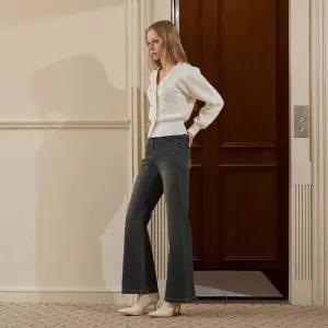 [롯데백화점]에고이스트 [BL] 골조직 세미 부츠컷 속기모 데님팬츠(ER4ODP03)