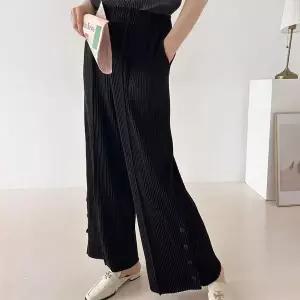 [하프클럽/셀러허브_여성트랜드패션]여성 두툼한 FW 넓은 다크 단추 나팔 팬