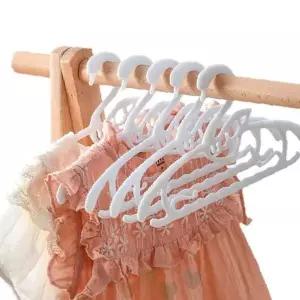 어린이용 옷걸이 미끄럼방지 곡선형 디자인 아동 의류보관 원피스 티셔츠 바람막이