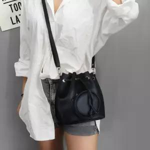 아담하고 가벼운 앞면 동그라미 코인 여성 버킷백