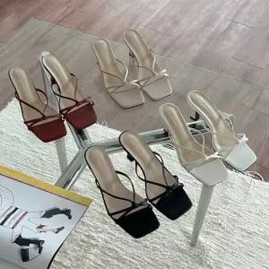 슬리퍼 디테일 포인트 멀티 미들굽 꼬임 스트랩 여성슬리퍼 여름슬리퍼 발편한슬리퍼