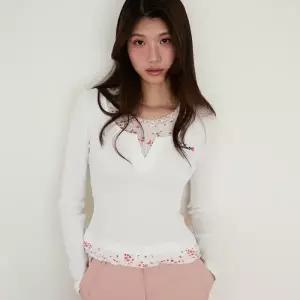 [롯데백화점]에고이스트 [BLUE LABEL] 플라워 레이어드 러플 긴팔 티셔츠 ES2OTL06