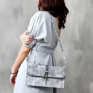 중앙 스트랩 골드 장식이 매력적인 클러치백 맨스백 남자손가방 여성클러치백 미니핸드백