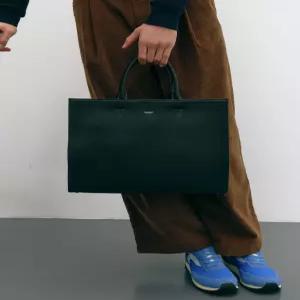 질스튜어트 액세서리 남성 [삭형콜라보][ROGAN] 로건 블랙 레더 심플 토트백  (JUBA6E941BK)