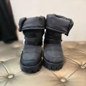 [에고이스트] 버클 장식 투웨이 패딩 부츠  EQ4AS-962