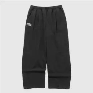 엄브로 HBL 엄그레이 빈티지 와이드 조거 2WAY 스웨트 팬츠 /  DARK CHARCOAL UR123CF