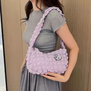 여자 주말 나들이 데이트 룩 퀼팅 구름 숄더 백 가방 캐주얼보세가방