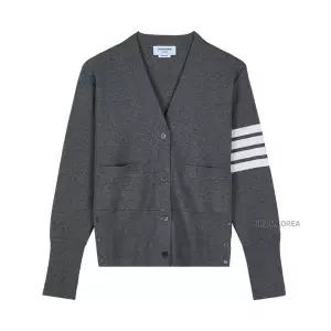 [롯데백화점]톰브라운 FW25 여성 울 4바 브이넥 가디건 FKC207A 00014 035