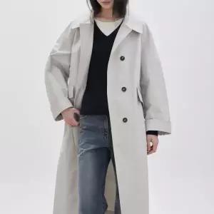 [롯데백화점]쥬크 싱글 버튼 하이넥 루즈핏 롱 트렌치코트 (Z261MSI001)