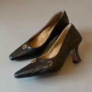 엘럽 여성용 캐주얼 펌프스 원힐 스틸레토 하이힐 소가죽 단추 박템5