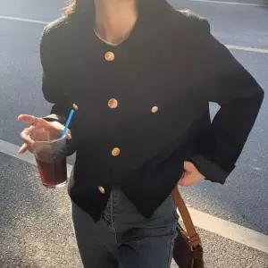 [하프클럽/셀러허브_여성트랜드패션]여자 데일리 하객 노카라 크롭 자켓