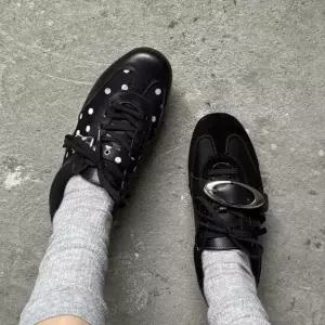 [하프클럽/더구두]더구두 도트 블랙 버클 스트랩 운동화 스니커즈(4cm)-5485