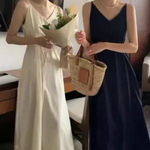 끈나시원피스 우아하고 끈나시 브이넥 클래식한 클래식브이넥 2컬러 롱원피스