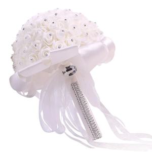 인공 흰 장미로 만든 웨딩 부케, 인공 꽃으로 만든 신부 들러리 부케를 들고 있는 신부, 웨딩 부케