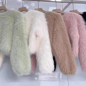 러쉬 쇼트 퓨어 컬러 여성 스웨터 밍크 퍼 가을 겨울 디자인 감각적인 출퇴근 스타일 라운드넥 긴팔 레귤러 핏