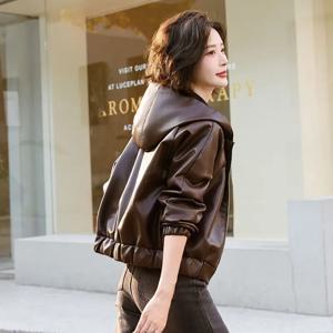 여성용 숏 가죽 재킷 후드형 2026년 신상 인기 가을 겨울 PU 가죽 재킷 두꺼운 플리스 코트 패셔너블 탑