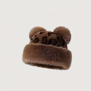 겨울의 따뜻함과 패션을 위한 곰 귀가 달린 여성용 플러시 인조 모피 모자. 겨울 모자