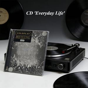 CD 'Everyday Life'는 콜드플레이의 여덟 번째 스튜디오 앨범으로, 2부로 구성된 '선라이즈'와 '선셋'으로 구성되어 있으며, 2019년 11월 22일에 출시되었습니다.