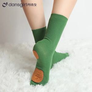 전문 댄스 양말 코튼 미드 튜브 바닥 모던 댄스 양말 미끄럼 방지 실리콘 실내 피트니스 양말 플로어 양말 댄스 스포츠