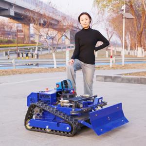 맞춤형 원격 조종 잔디깎이, 선택 사양으로 보관 랙 및 제설기 부착 가능; 다양한 구성 옵션 제공.