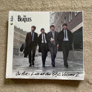 비틀즈 온 에어 - 라이브 앳 더 BBC 2권 2CD - 전설적인 라이브 록 클래식 - 비틀즈 팬 및 수집가를 위한