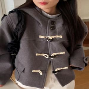 겨울 신상 여성 숏 코트 모자 포함 울 재킷 한국 버전 슬림핏 긴팔 버튼 디자인 패셔너블 에이지리스