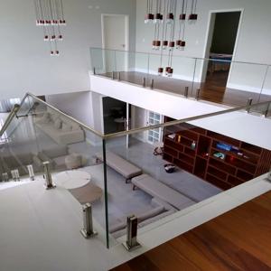 인기 디자인 파이프 난간 스테인리스 스틸 알루미늄 펜스 계단 난간 야외 핸드레일 발코니 프레임리스 유리 난간