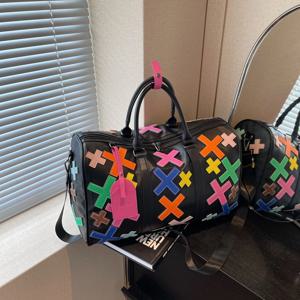 슈퍼 쿨하고 세련된 크리에이티브 PU 대용량 여행 가방 고품질 명품 느낌 여성용 숄더백 2025 신상
