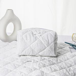 우아한 흰색 레이스 메이크업 가방, 꽃 자수 활이 있는 퀼트 신부 화장품 주머니, 여성 여행 세면 용품 선물