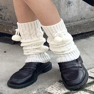 겨울용 따뜻한 양말 로리타 스타일 따뜻한 니트 양말 울 볼 니트 발 커버 여성용 볼 달린 레그 워머