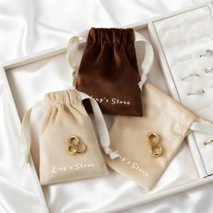 50Pcs 개인화 된 로고 벨벳 Drawstring 가방 쥬얼리 캔디 스토리지 디스플레이 축제 선물 주머니에 대 한 멀티 크기 포장 주머니