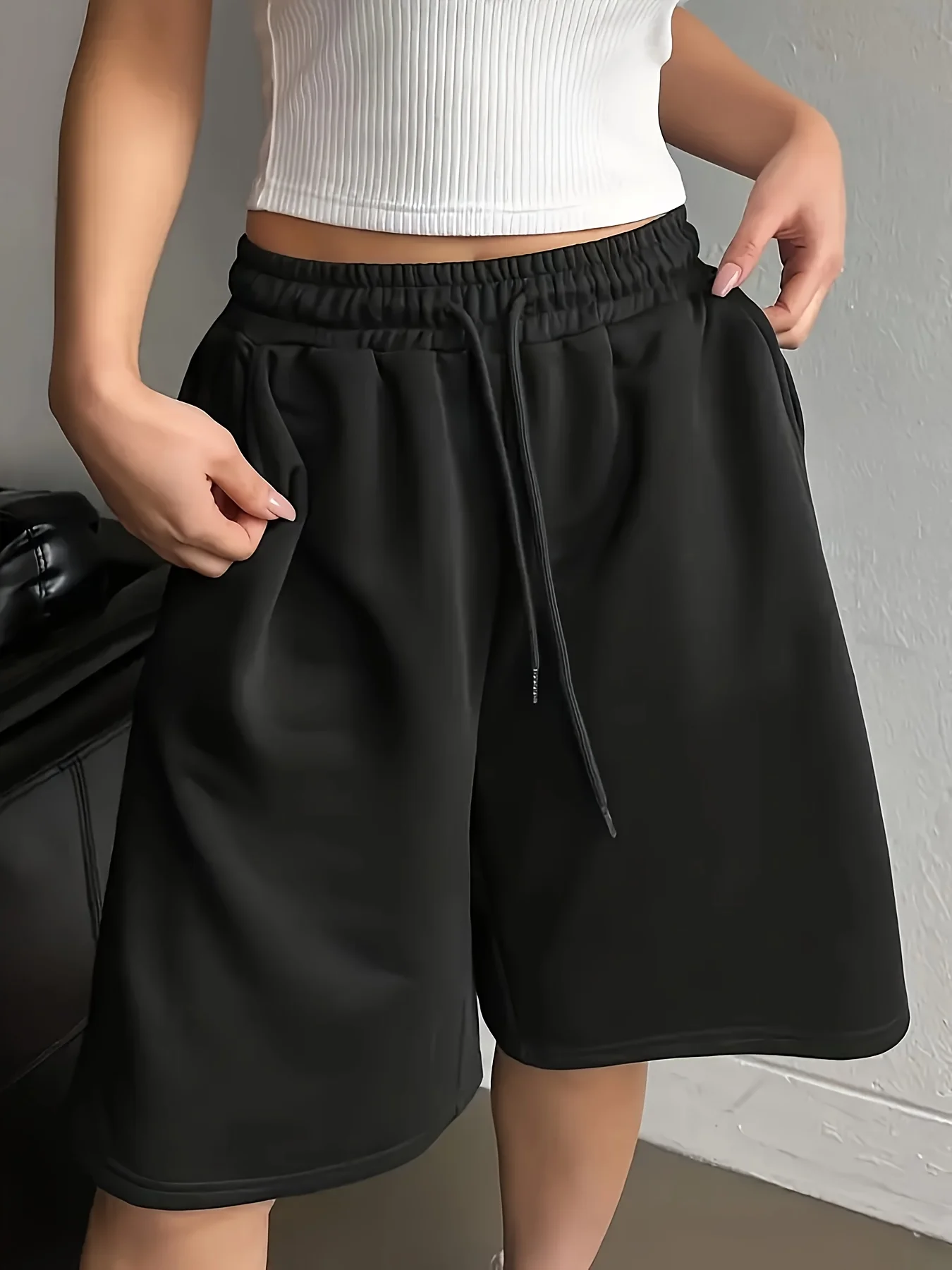 플러스 사이즈 여성 캐주얼 스타일 단색 스웨트셔츠와 드로스트링 허리와 주머니가 있는 반바지는 일상 캐주얼 착용에 적합합니다.