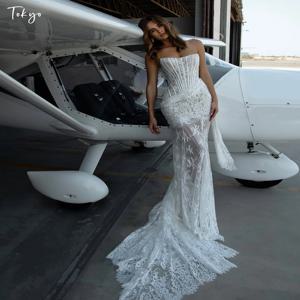 도쿄 맞춤형 화이트 머메이드 스트랩리스 웨딩드레스 슬리브리스 섹시 코트 트레인 브라이덜 베일 2025 레이스 우아한 웨딩 가운