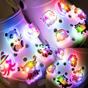 여자를위한 핑크 하트 LED 구두 매력, 신발에 대한 귀여운 나비 고양이 핀 액세서리, 게임 핸들 꽃 방해 버클 장식