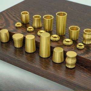 공장 직접 공급 구리 발 패드 가구 액세서리 호두 베이스 작은 팔레트 원통형 원추형 장식품 황동 발 패드