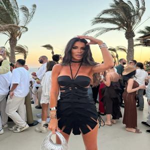 2025 신상 시크 블랙 스트럭처드 수영복 딥 V넥 컷아웃 디자인 해변 착용 및 수영장 파티에 완벽한 여름 비치웨어