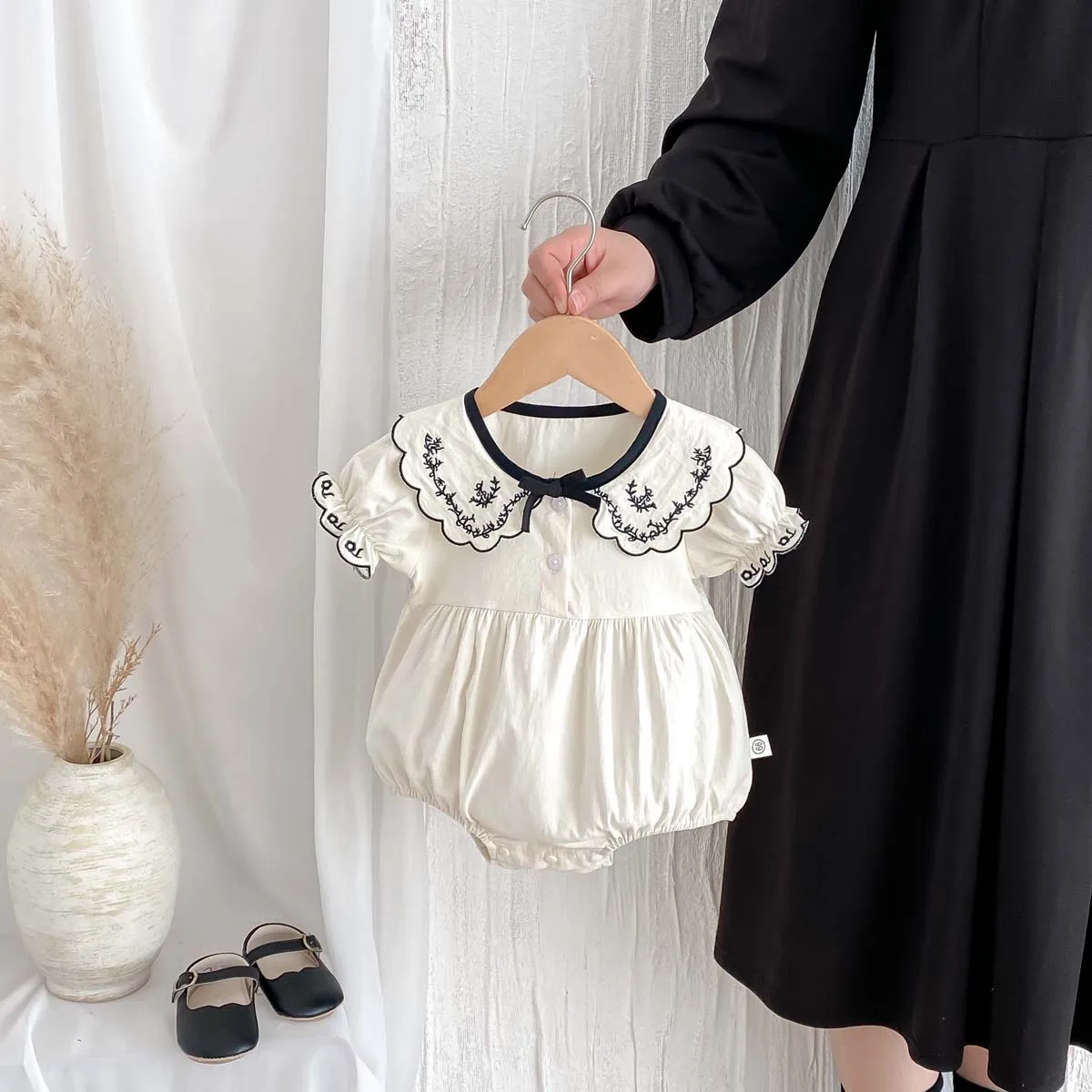 아기 여름 수 놓은 옷깃 짧은 소매 삼각형 점프 슈트 소녀 여름 유아 및 아기를위한 활과 아기 달콤한 귀여운 점프 슈트