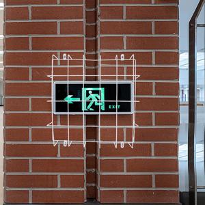 비상등 보호 케이지 강철 와이어 가드 출구 표지판 손상 방지 벽걸이형 안전 보호망 커버