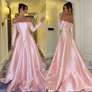 맞춤 제작된 정교하고 화려한 수제 꽃 장식과 라인스톤이 있는 오프숄더 롱 드레스, 맞춤형 행사 드레스, 패션