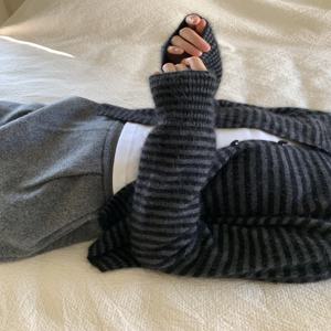 짧은 니트 스웨터 여성용 블랙 그레이 컬러 블록 한국 스타일 루즈핏 가디건 코트 봄 가을 시즌 패션 트렌드