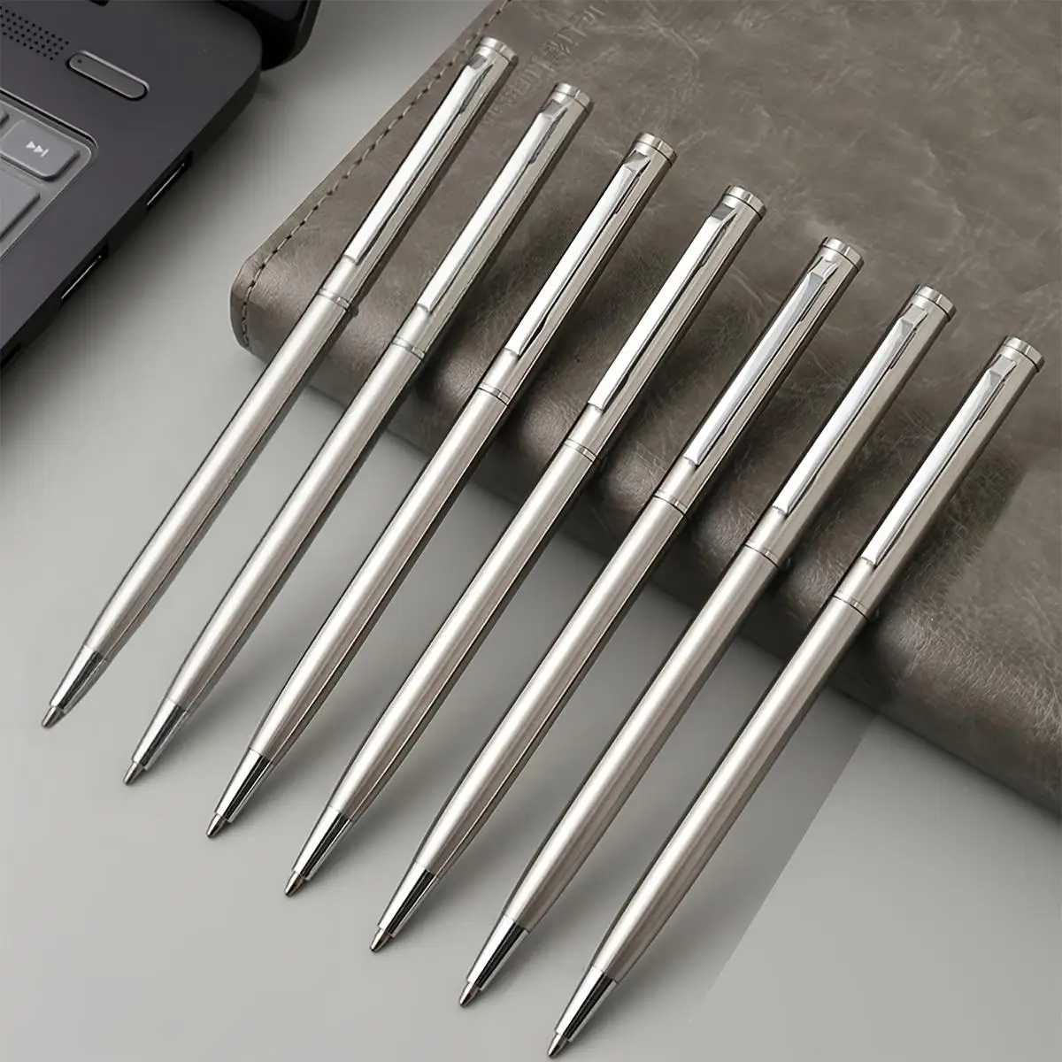 우아한 실버 스테인리스 스틸 볼펜 20개 세트 - 내구성이 뛰어나고, 중간 굵기의 펜촉, 트위스트 탑 디자인, 부드러운 필기감, 외출 시 사용하기에 완벽합니다.