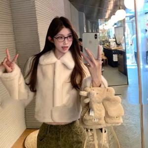 2025 겨울 새로운 유행 짧은 두꺼운 여성용 퍼 코트 친환경 따뜻한 플러시 재킷 한국 스타일 루즈핏 긴팔