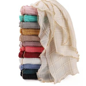 13 색 80*180cm 새로운 간단한 실버 와이어 주름 격자 무늬 솔리드 컬러 체인 골드 테두리 스카프 이슬람 여성 Hijab 랩 라마단 이슬람