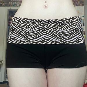 SUCHCUTE 캐주얼 얼룩말 프린트 신축성 있는 반바지 여성 스키니 로우 웨이스트 미니 반바지 Y2K 하라주쿠 슬림 바지 여름 홈웨어 2025